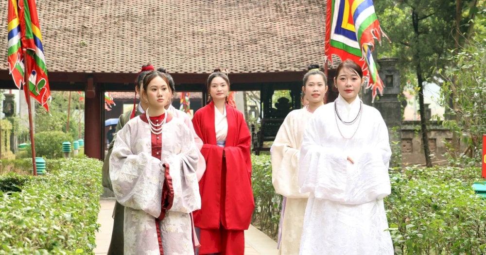 People wear traditional Vietnamese costumes